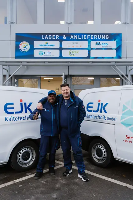 Zwei Kollegen vor den Fahrzeugen