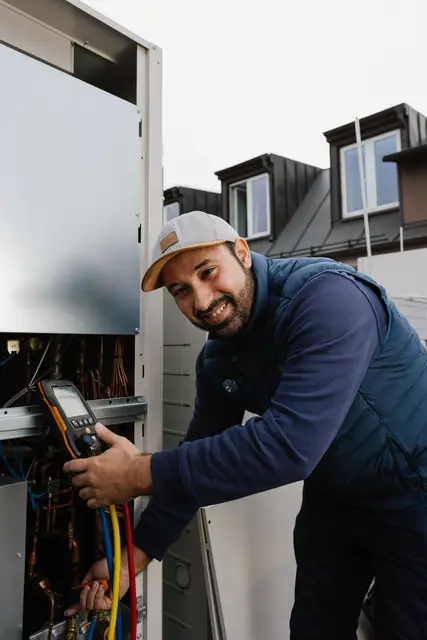 Techniker mit Messgerät an der Anlage