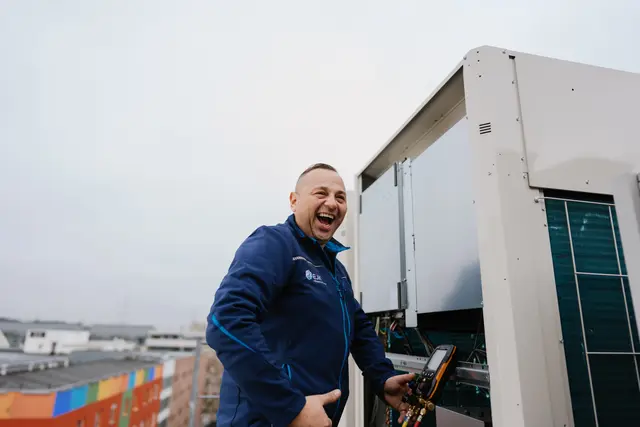 Herzhaftes Lachen bei der Arbeit