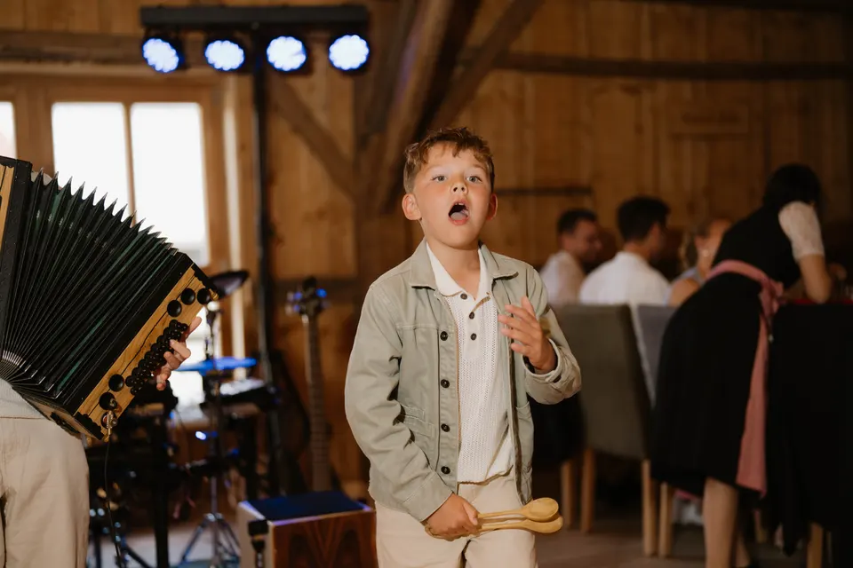 Elias & Luis Saiko - Hochzeit im Wirtshaus Hoamat – Foto 3 von 14