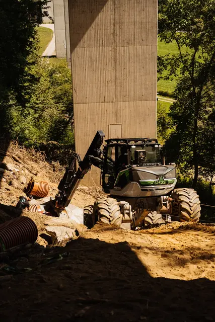 Forstmaschine im Einsatz unter der Brücke