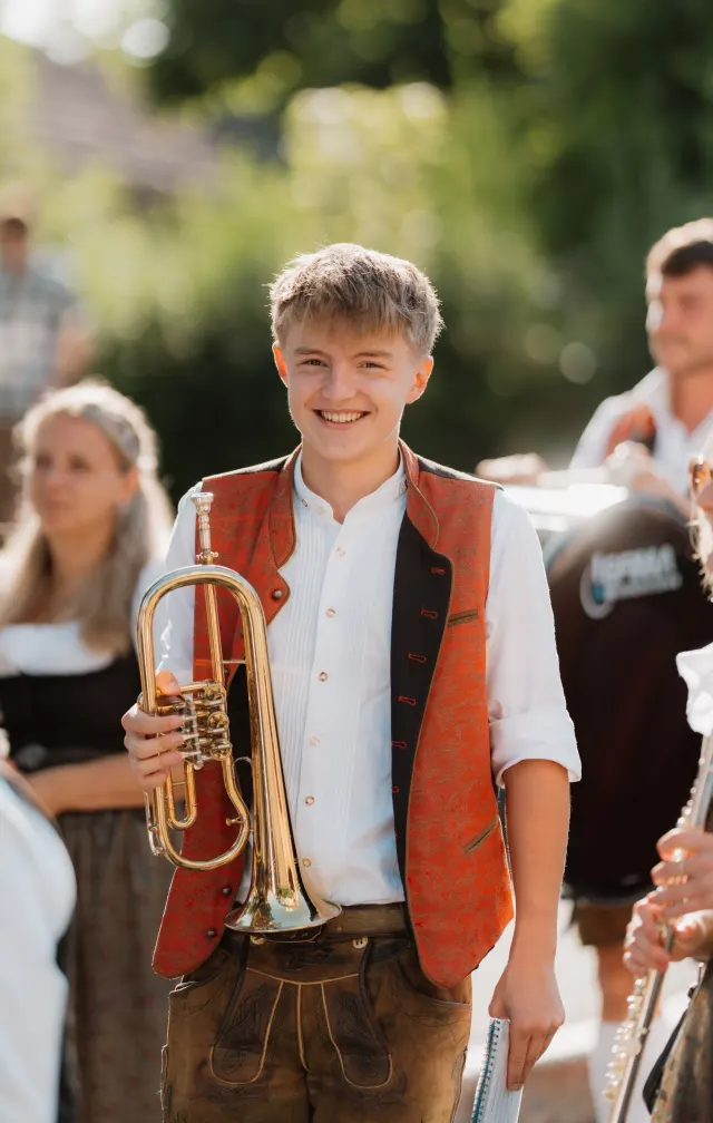 Junger Musikant mit Flügelhorn