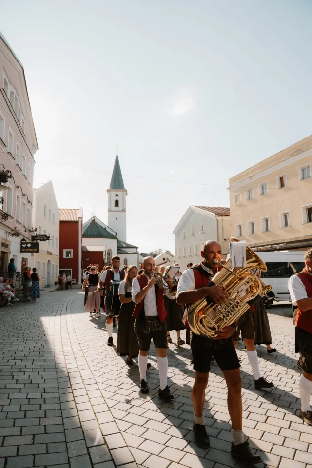 Blaskapelle mit Tuba in der Altstadt