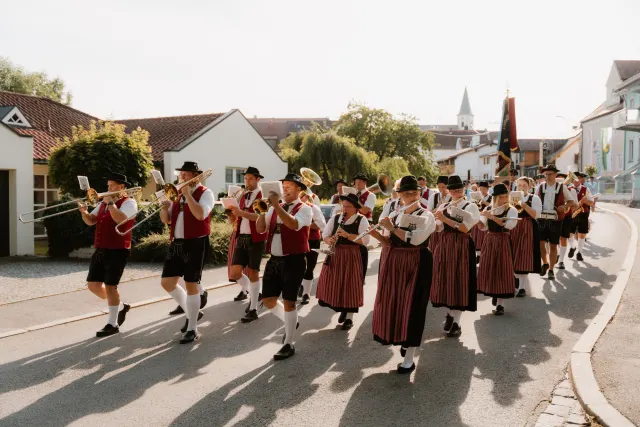 Blaskapelle beim Festumzug durchs Dorf