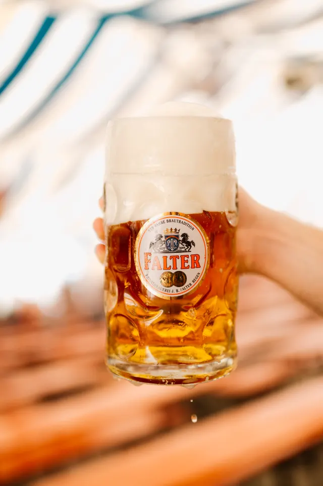 Bierkrug der Privatbrauerei Falter in der Abendsonne
